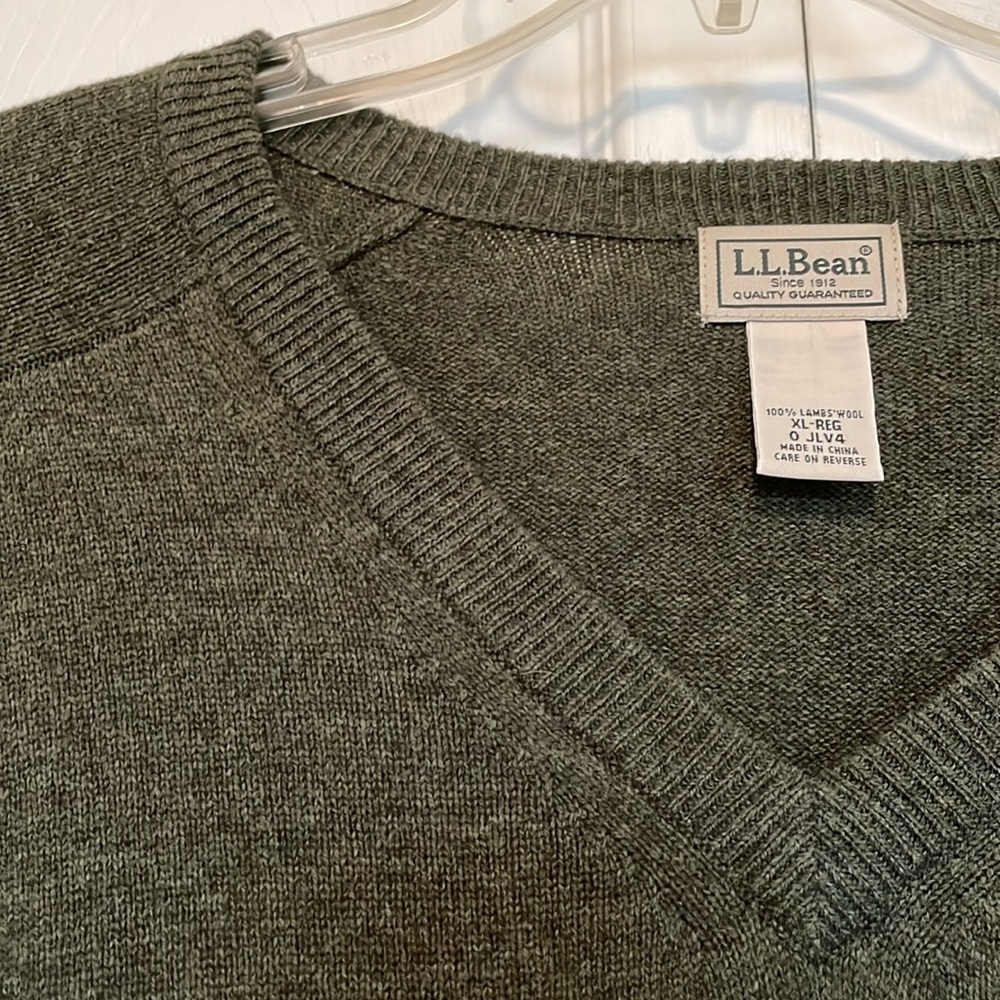 Men’s LL Bean Sz XL 100% Lambs’ Wool olive knit sweater. V neck long sleeved - Picture 9 of 9